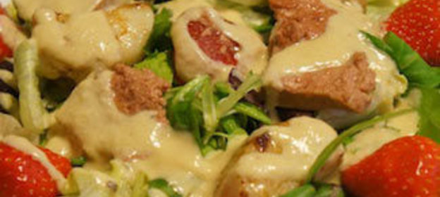 Cалат с муссом из утиной печени, морским гребешком и клубникой