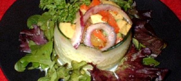 Крабовый салат с жареным перцем и авокадо