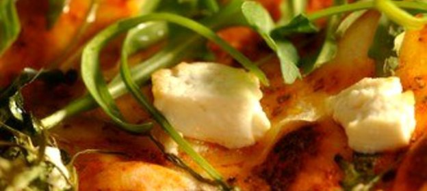 Пицца из лаваша с зеленью, горгонзолой и жареным миндалем