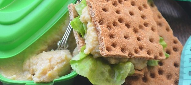 Паштет из нута с яблоками и хлебцами из отрубей