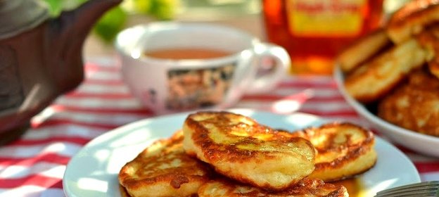 Дрожжевые оладьи с яблоками