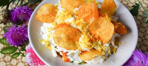 Салат Орхидея с чипсами и ветчиной