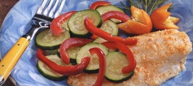 Морской окунь, запеченный с овощами на гриле