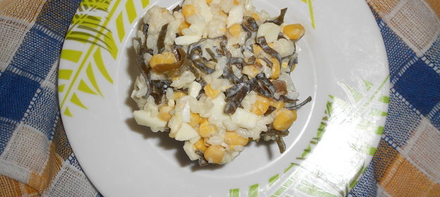 Салат с рисом, кукурузой и морской капустой