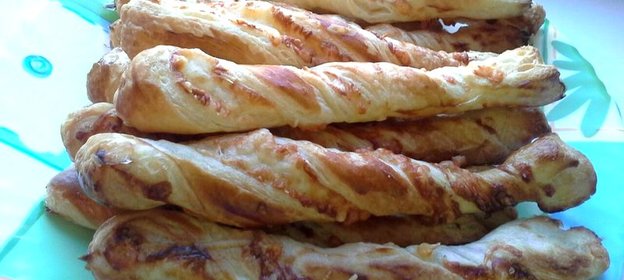 Сырные слоеные палочки