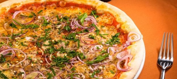 Пицца с тунцом и красным луком