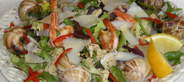 Салат с бургундскими улитками,креветками под крабовым соусом