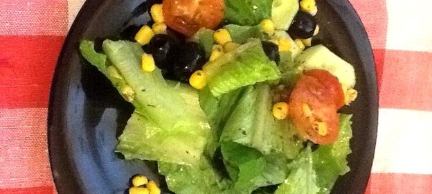 Зеленый салат с помидорками черри