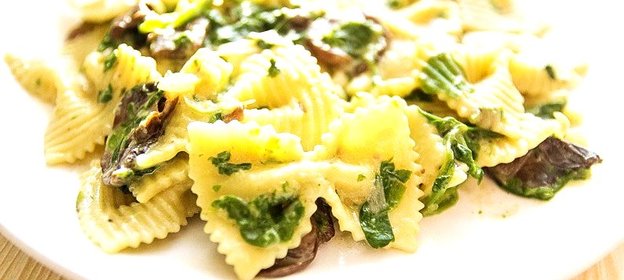 Паста фарфалле с грибами и шпинатом в сливочном соусе