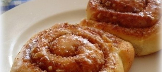 Плюшки с корицей, орехами и белым шоколадом