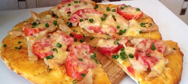 Пицца с курицей сыром и помидорами