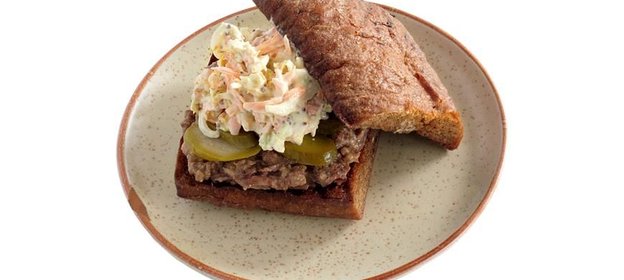 Бутерброд с тушенкой на ржаном хлебе