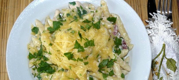 Паста с копченой колбасой и куриной грудкой в сливочном соусе