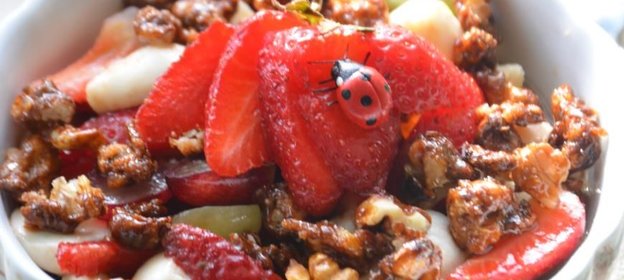 Салат фруктовый с моцареллой