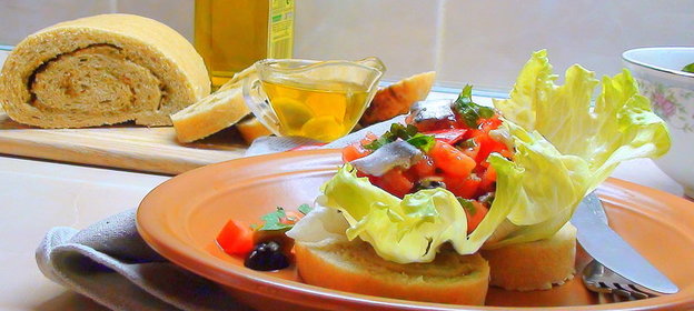 Домашний хлеб на оливковом масле с чесночной пастой и салатом по-испански