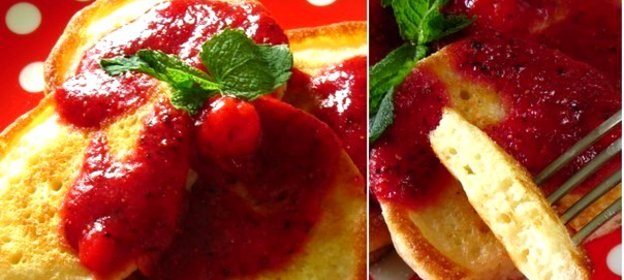 Оладьи с клубнично-мятным соусом