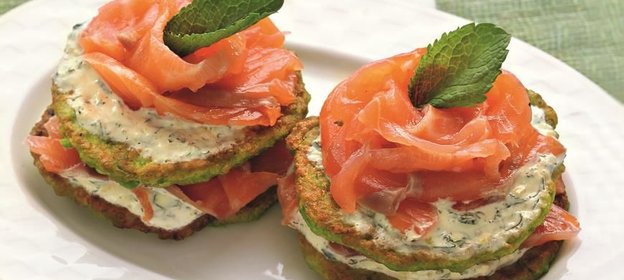 Гороховые оладьи с копченым лососем