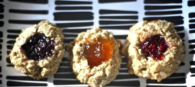 Миндально-овсяное печенье с джемом