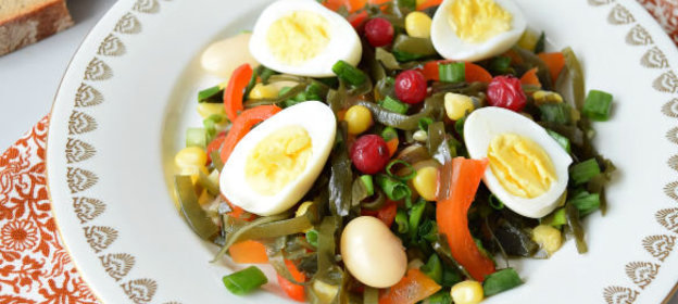 Салат с морской капустой и красной смородиной