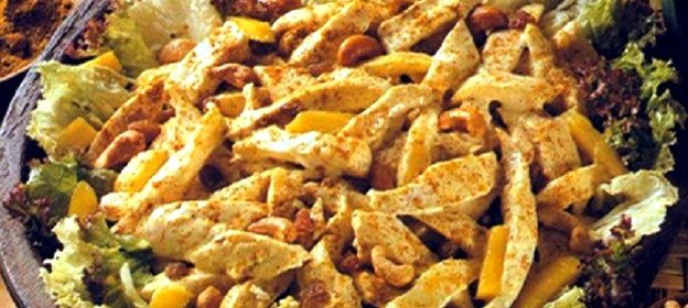 Куриный салат с манго