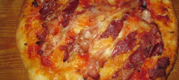 Пицца с беконом и копченым сыром