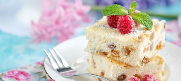 Воздушная творожная запеканка с изюмом