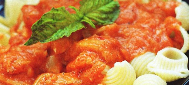 Паста со слабосоленым лососем в томатно-сливочном соусе