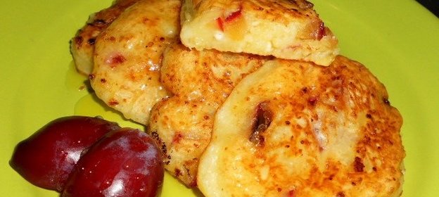 Оладьи творожные со сливами и медом