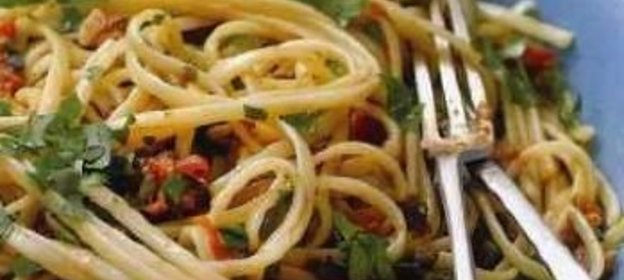 Спагетти с соусом из анчоусов, помидоров и оливок