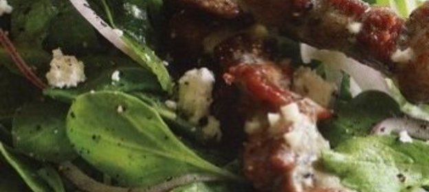 Шашлыки из баранины с зеленым салатом и сыром