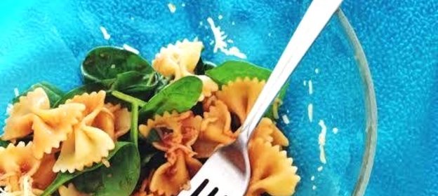 Вегетарианская паста со шпинатом и пикантной заправкой