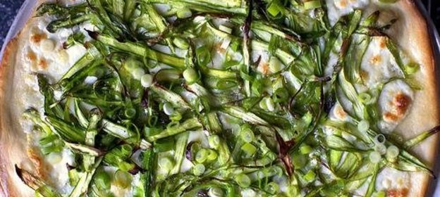 Пицца со спаржей и луком