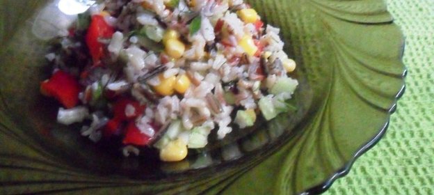 Рисовый салат с огурцами и сладкой кукурузой