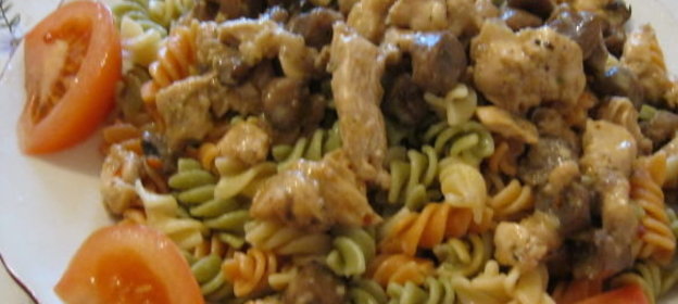 Паста с курицей и грибами