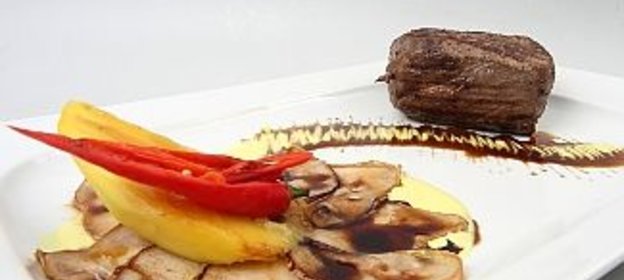 Стейк из говядины с грушами и манго