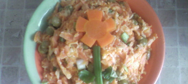 Морковный салат с горошком и чесноком