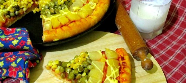 Пицца с ананасами