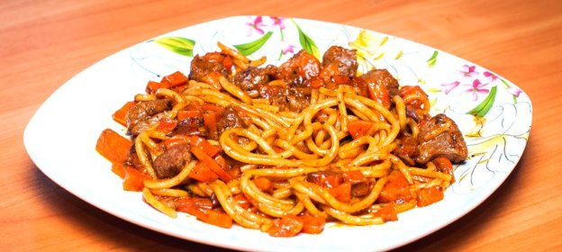Спагетти со свининой в пряном соусе