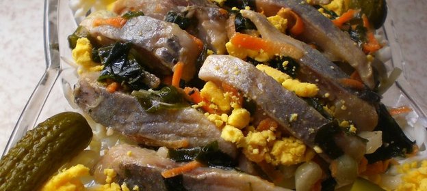 Закусочный салат из селедки и морской капусты. 2 способа подачи