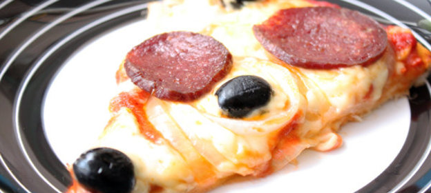 Пицца с колбасой