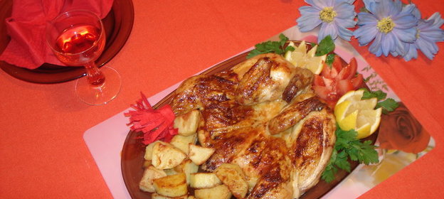 курица запеченая с чесночным соусом и картофелем по-особому