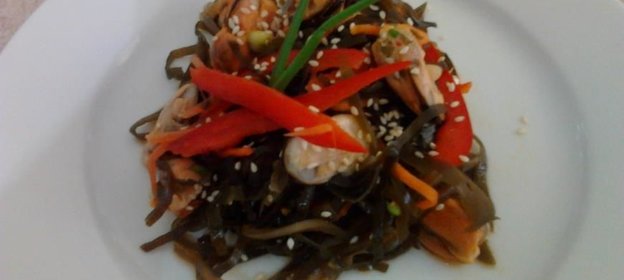 Салат с морской капустой и мидиями