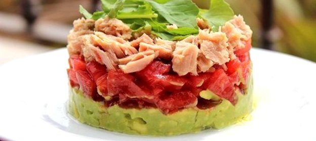 Тимбал из авокадо и тунца