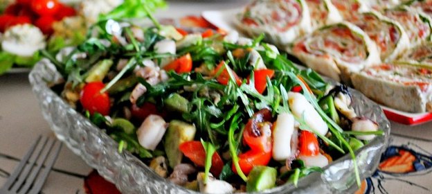 Лёгкий салат из морского коктейля