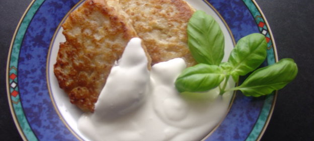 Мясные оладьи с йогуртовым соусом. (вариант)