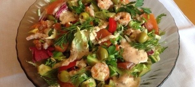Салат с семгой и креветками
