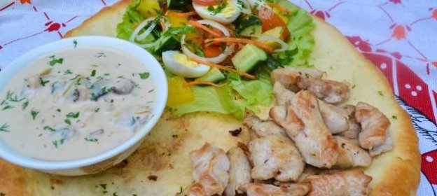 Куриное филе с овощным салатом, грибным соусом, на лепешке