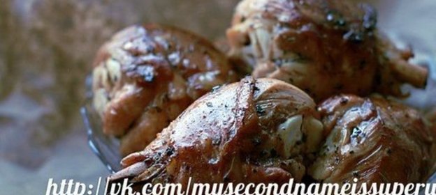 Салат из листьев хрена и огурцов