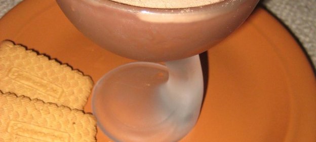 Трюфельный десерт с печеньем и орехами