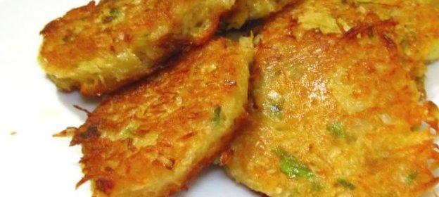 Картофельные оладьи с зеленым луком, паприкой и мускатным орехом